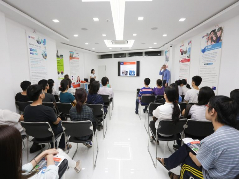 Văn phòng Tư vấn du học Việt Trí MD Hạ Long - số 595, đường Nguyễn Văn Cừ, TP Hạ Long.