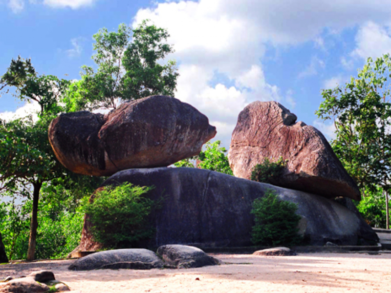 Hòn Trống Mái Sầm Sơn -  Núi Trường Lệ thuộc thị xã Sầm Sơn- thành phố Thanh Hóa